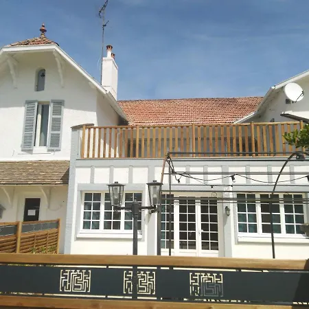 Logis Du Neez فندق