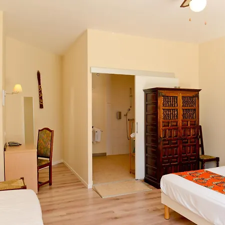 Logis Hostellerie Du Neez 2* Gan