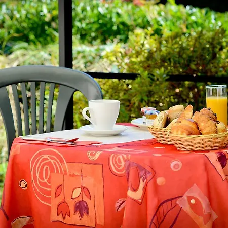 Hotel Logis Hostellerie Du Neez 2*